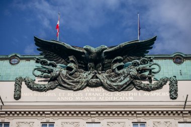 Viyana, Avusturya - 5 Ağustos 2024: Viyana 'daki hükümet binasının cephesinde çift başlı kartal