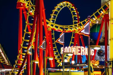 Viyana, Avusturya - 5 Ağustos 2024: Viyana 'daki Prater lunaparkındaki biniş ve dekorasyonların yakın çekimi