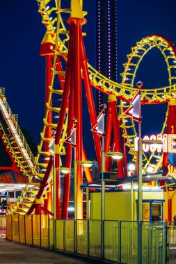 Viyana, Avusturya - 5 Ağustos 2024: Viyana 'daki Prater lunaparkındaki biniş ve dekorasyonların yakın çekimi