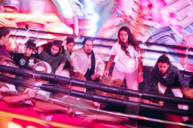 Viyana, Avusturya - 5 Ağustos 2024: Viyana 'daki tarihi Prater lunaparkında Tagada eğlence gezisi