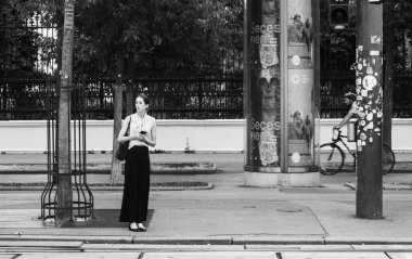 Viyana, Avusturya - 6 Ağustos 2024: Viyana 'nın merkezindeki otobüs durağındaki kız