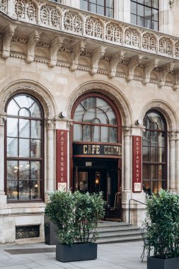 Viyana, Avusturya - 6 Ağustos 2024: Viyana 'daki ünlü Cafe Central cephesi