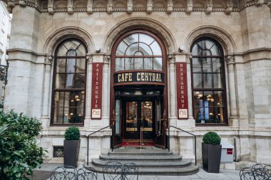 Viyana, Avusturya - 6 Ağustos 2024: Viyana 'daki ünlü Cafe Central cephesi