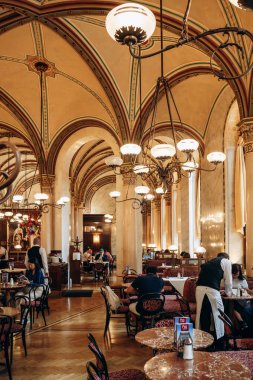 Viyana, Avusturya - 6 Ağustos 2024: Viyana 'daki ünlü Cafe Central cephesi