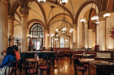 Viyana 'daki ünlü Cafe Central' ın içi.