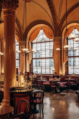 Viyana 'daki ünlü Cafe Central' ın içi.