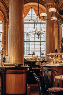 Viyana, Avusturya - 6 Ağustos 2024: Viyana 'daki ünlü Cafe Central cephesi