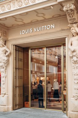 Viyana, Avusturya - 6 Ağustos 2024: Viyana 'nın merkezindeki Louis Vuitton butiğinin cephesi