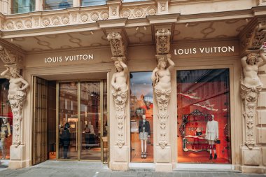 Viyana, Avusturya - 6 Ağustos 2024: Viyana 'nın merkezindeki Louis Vuitton butiğinin cephesi