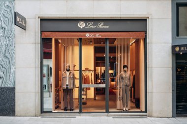 Viyana, Avusturya - 6 Ağustos 2024: Viyana 'nın merkezindeki Loro Piana butiği cephesi