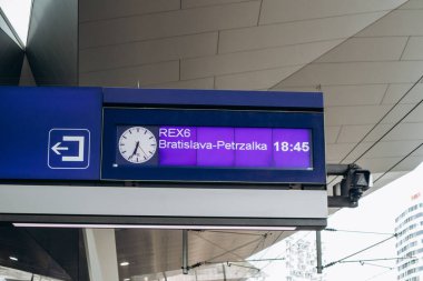 Viyana, Avusturya - 6 Ağustos 2024: Viyana 'dan Bratislava' ya bir trenin gelişini gösteren bir pano