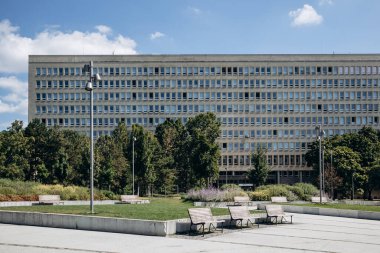 Bratislava, Slovakya - 7 Ağustos 2024 Bratislava Özgürlük Meydanı 'ndaki Sovyet binasının cephesi