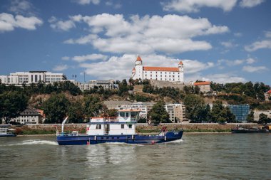 Bratislava 'nın merkezinin Tuna' dan görünüşü