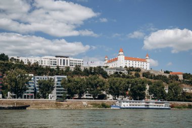 Bratislava 'nın merkezinin Tuna' dan görünüşü