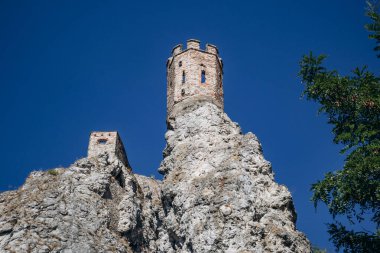 Devin Kalesi, Tuna ve Morava 'nın birleştiği yerin üzerinde büyük bir kaya tepesinde duruyor.