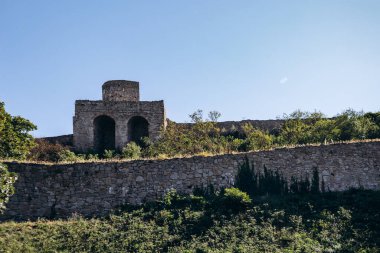 Devin Kalesi, Tuna ve Morava 'nın birleştiği yerin üzerinde büyük bir kaya tepesinde duruyor.