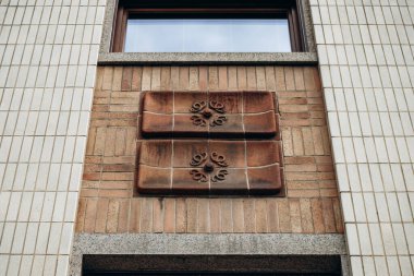 Bratislava, Slovakya - 7 Ağustos 2024 Bratislava 'nın merkezinde bir Sovyet binasının cephesi