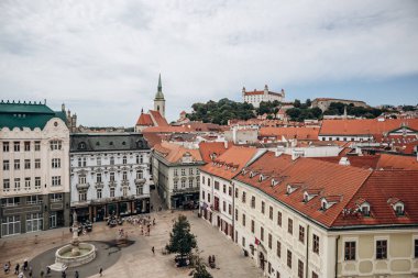 Bratislava, Slovakya - 7 Ağustos 2024: Hlavne namestie (kelimenin tam anlamıyla 