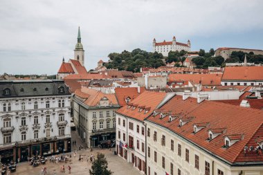 Bratislava, Slovakya - 7 Ağustos 2024: Hlavne namestie (kelimenin tam anlamıyla 