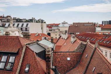 Eski kasaba kulesinden Bratislava çatılarının görüntüsü