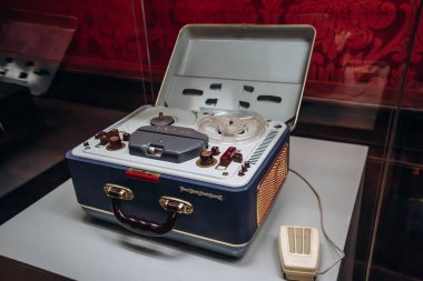 Bratislava, Slovakya - 7 Ağustos 2024: Sonet Duo ANP 210, bobin-bobin kaydedici, Tesla Pardubice, 1959-1965, MMB