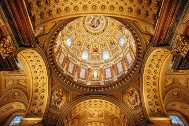 Budapeşte, Macaristan - 10 Ağustos 2024: Budapeşte 'deki Aziz Stephen Bazilikası' nın güzel iç mekanları