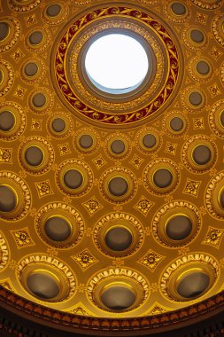 Budapeşte, Macaristan - 10 Ağustos 2024: Budapeşte 'deki Aziz Stephen Bazilikası' nın güzel iç mekanları