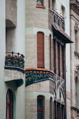 Budapeşte, Macaristan - 10 Ağustos 2024: Budapeşte 'nin tam merkezinde güzel binalar