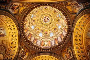 Budapeşte, Macaristan - 10 Ağustos 2024: Budapeşte 'deki Aziz Stephen Bazilikası' nın güzel iç mekanları