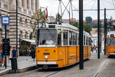 Budapeşte, Macaristan - 10 Ağustos 2024: Budapeşte şehir merkezinde geleneksel sarı tramvay