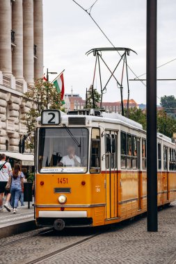 Budapeşte, Macaristan - 10 Ağustos 2024: Budapeşte şehir merkezinde geleneksel sarı tramvay