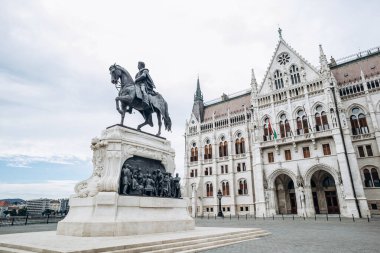 Macaristan Parlamento Binası (Budapeşte Parlamentosu) Macaristan 'ın önemli bir simgesi olan Macaristan Ulusal Meclisi' nin merkezi.