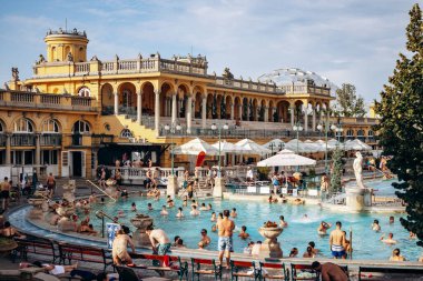 Budapeşte, Macaristan - 10 Ağustos 2024: Szechenyi Thermal Bath, Budapeşte 'deki Avrupa' nın en büyük banyo komplekslerinden biri..