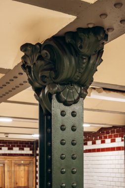 Budapeşte, Macaristan - 10 Ağustos 2024: Budapeşte metrosunun güzel tarihi iç mekanları