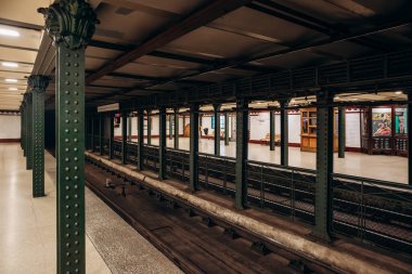 Budapeşte, Macaristan - 10 Ağustos 2024: Budapeşte metrosunun güzel tarihi iç mekanları