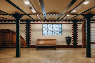 Budapeşte, Macaristan - 10 Ağustos 2024: Budapeşte metrosunun güzel tarihi iç mekanları