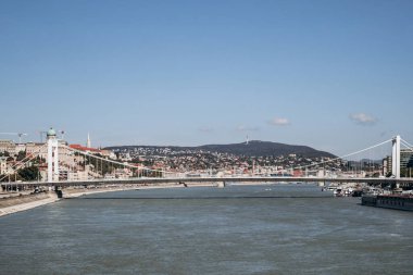 Güzel Tuna seti Budapeşte 'nin tam ortasında.