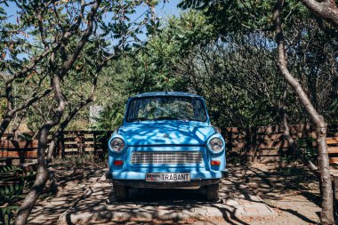 Budapeşte, Macaristan - 10 Ağustos 2024: Doğu Alman halkının efsanevi arabası (Alman Demokratik Cumhuriyeti veya GDR)).