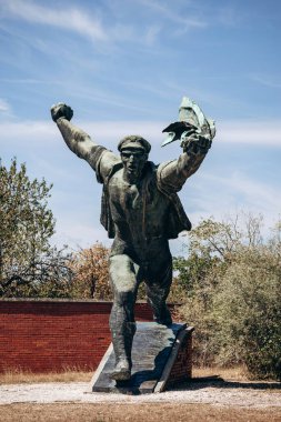 Budapeşte, Macaristan - 10 Ağustos 2024: Konsey Anıtı Cumhuriyeti, sanatçı Istvan Kiss, 1969. Hatıra parkı.