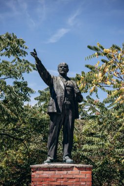 Budapeşte, Macaristan - 10 Ağustos 2024: Lenin, Bilinmeyen Sovyet heykeltıraş, 1958. Hatıra Parkı