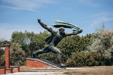 Budapeşte, Macaristan - 10 Ağustos 2024: Konsey Anıtı Cumhuriyeti, sanatçı Istvan Kiss, 1969. Hatıra parkı.