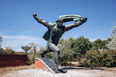 Budapeşte, Macaristan - 10 Ağustos 2024: Konsey Anıtı Cumhuriyeti, sanatçı Istvan Kiss, 1969. Hatıra parkı.