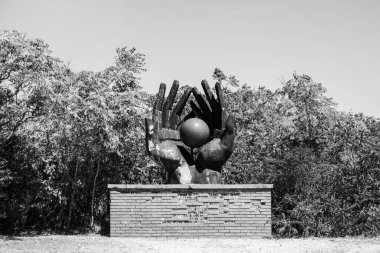 Budapeşte, Macaristan - 10 Ağustos 2024: İşçi Hareketi Anıtı, sanatçı Istvan Kiss, 1976. Hatıra Parkı