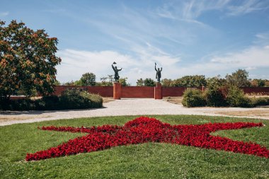 Budapeşte, Macaristan - 10 Ağustos 2024: Budapeşte 'de bir açık hava müzesi olan Memento Park, Macaristan' ın komünist dönemine ait anıtsal heykeller ve heykel plaketlerine adanmıştır.