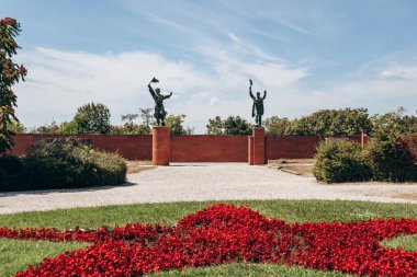 Budapeşte, Macaristan - 10 Ağustos 2024: Budapeşte 'de bir açık hava müzesi olan Memento Park, Macaristan' ın komünist dönemine ait anıtsal heykeller ve heykel plaketlerine adanmıştır.