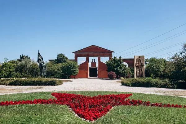 stock image Budapest, Hungary - August 10, 2024: Memento Park, an open-air museum in Budapest, dedicated to monumental statues and sculpted plaques from Hungary's Communist period