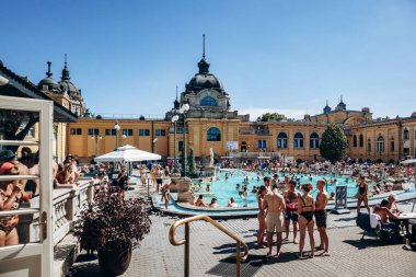 Budapeşte, Macaristan - 10 Ağustos 2024: Szechenyi Thermal Bath, Budapeşte 'deki Avrupa' nın en büyük banyo komplekslerinden biri..