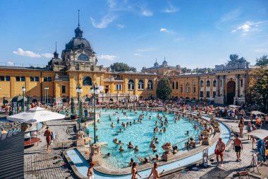 Budapeşte, Macaristan - 10 Ağustos 2024: Szechenyi Thermal Bath, Budapeşte 'deki Avrupa' nın en büyük banyo komplekslerinden biri..
