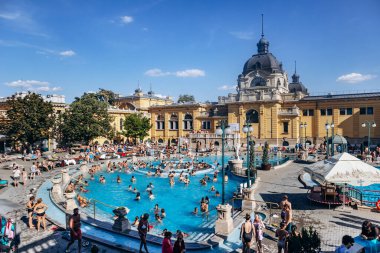 Budapeşte, Macaristan - 10 Ağustos 2024: Szechenyi Thermal Bath, Budapeşte 'deki Avrupa' nın en büyük banyo komplekslerinden biri..