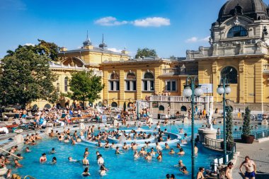 Budapeşte, Macaristan - 10 Ağustos 2024: Szechenyi Thermal Bath, Budapeşte 'deki Avrupa' nın en büyük banyo komplekslerinden biri..